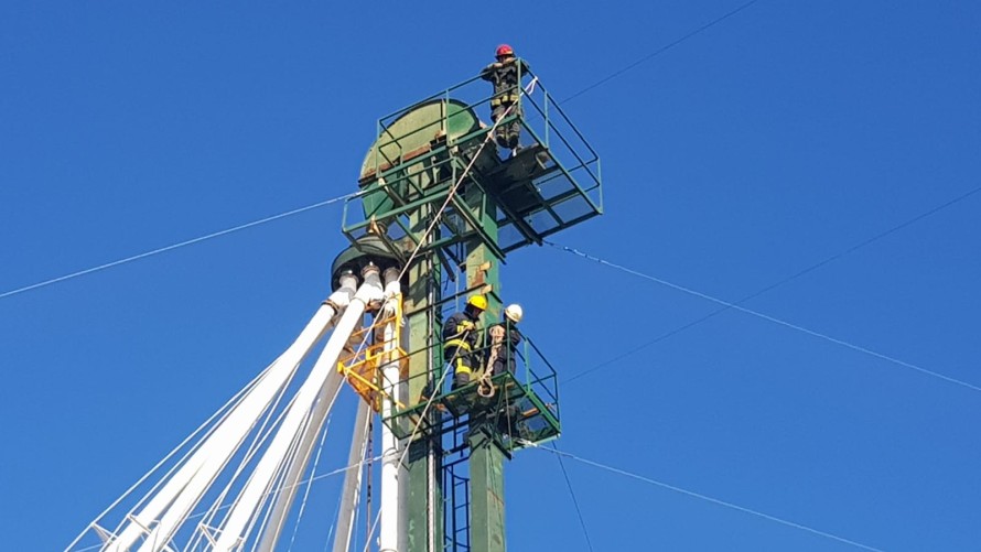 Arriesgada labor de bomberos para evitar un incendio en una planta de silos
