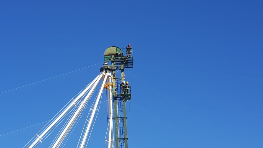 Arriesgada labor de bomberos para evitar un incendio en una planta de silos