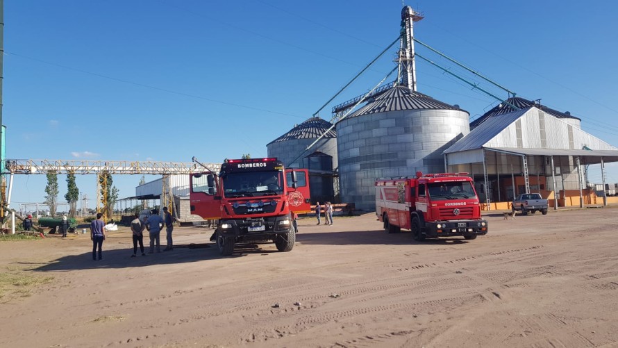 Arriesgada labor de bomberos para evitar un incendio en una planta de silos
