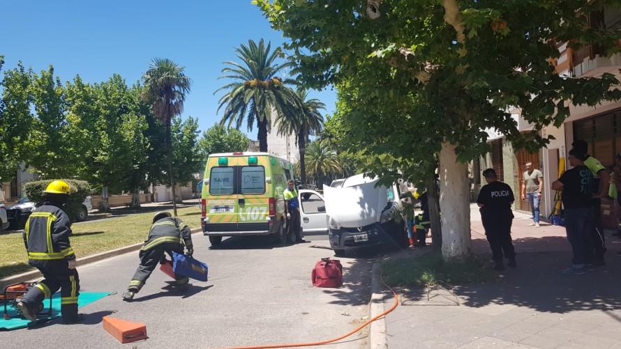 Hospitalizaron a una mujer tras violento accidente en pleno centro de la ciudad