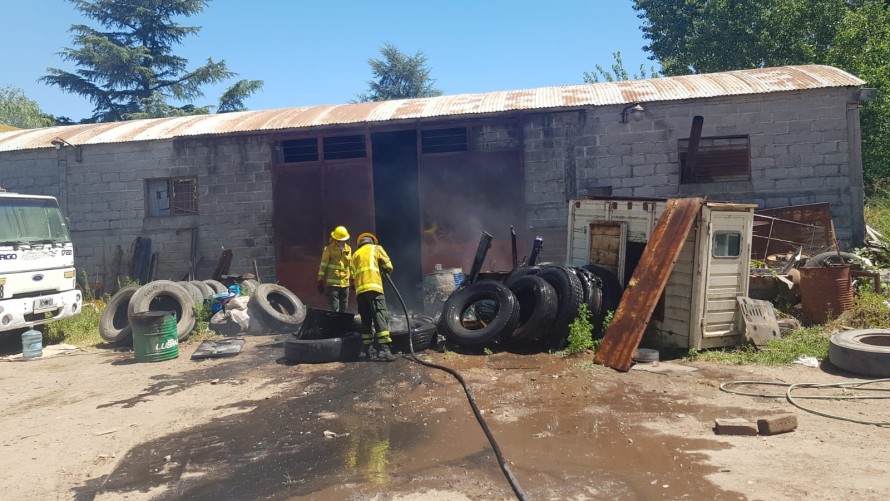 Ardieron cubiertas de camión en el Barrio Amado
