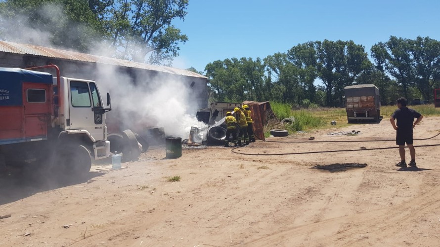 Ardieron cubiertas de camión en el Barrio Amado