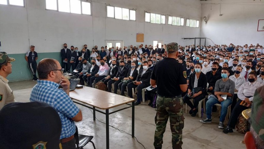 Ariel Ferreyra acompañó a aspirantes y familiares en el ingreso a la Escuela de Policía