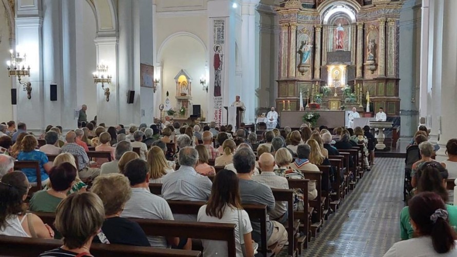 La feligresía local colmó la Parroquia para despedir al padre Mauricio
