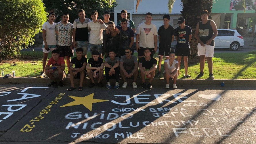 Realizaron pintadas sobre el asfalto en homenaje a Jeremías