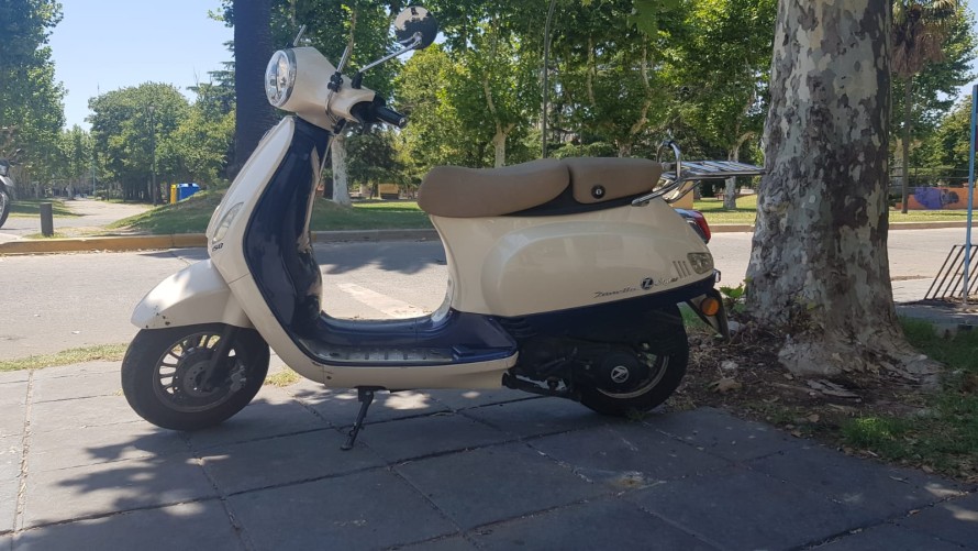 Cayó de la moto y tuvo que ser derivada al hospital