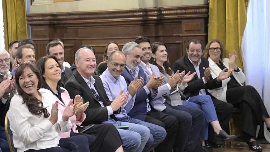 Pisano y Kicillof firmaron el financiamiento para relocalizar el basural a cielo abierto