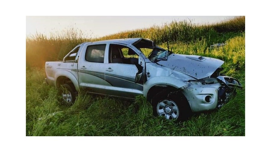 Dos personas fueron hospitalizadas tras el despiste y vuelco de una camioneta