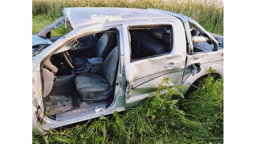 Dos personas fueron hospitalizadas tras el despiste y vuelco de una camioneta