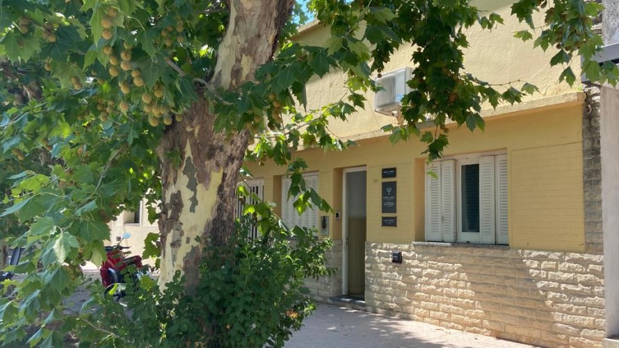 Un hombre cayó desde un techo y fue trasladado al Hospital