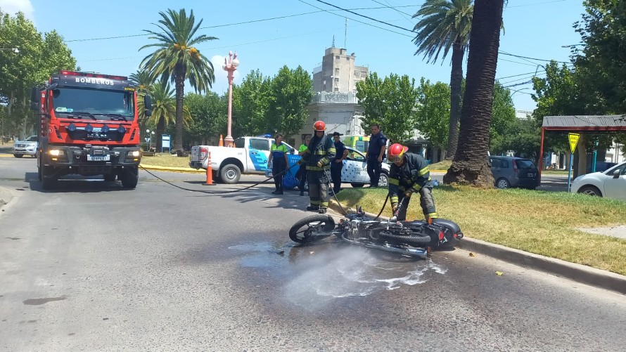 Motociclista se cayó y se lesionó tras pisar un charco de agua