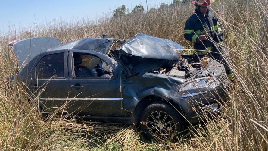 Un auto en el que viajaba una familia despistó y volcó en Ruta 226