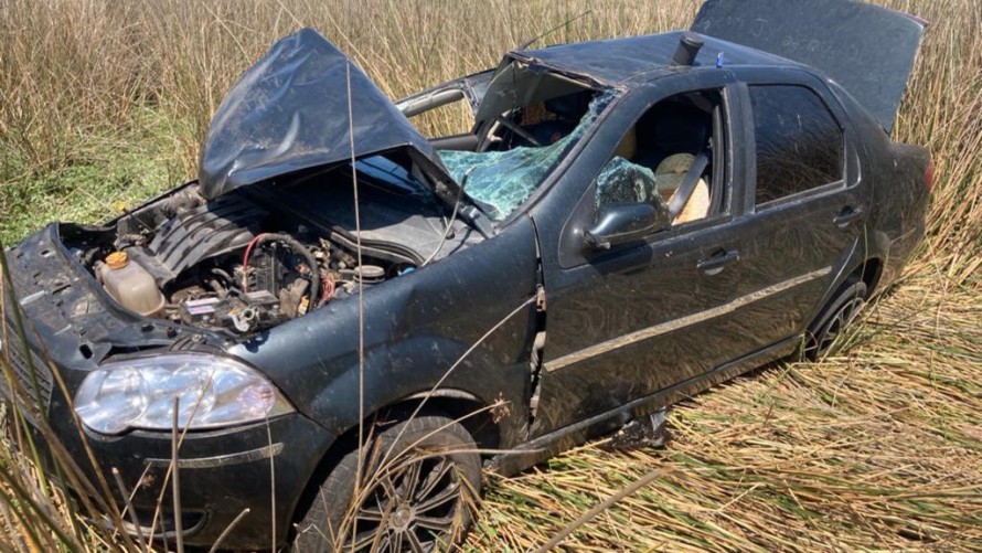 Un auto en el que viajaba una familia despistó y volcó en Ruta 226