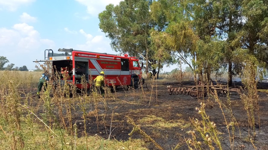 Ardieron pastizales en una chacra ubicada a unos 1.200 metros de la planta urbana