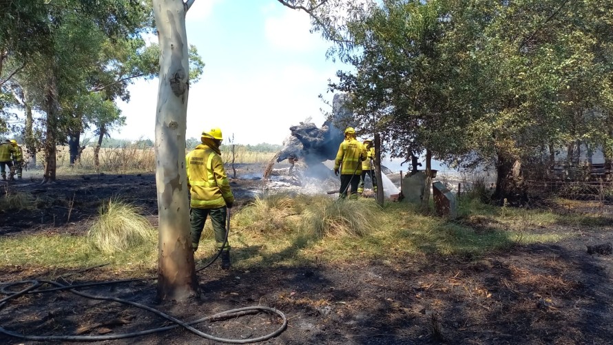 Ardieron pastizales en una chacra ubicada a unos 1.200 metros de la planta urbana