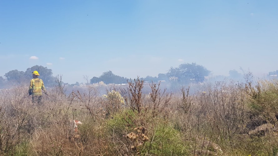 Se quemaron pastizales en el terraplén de las vías del ferrocarril