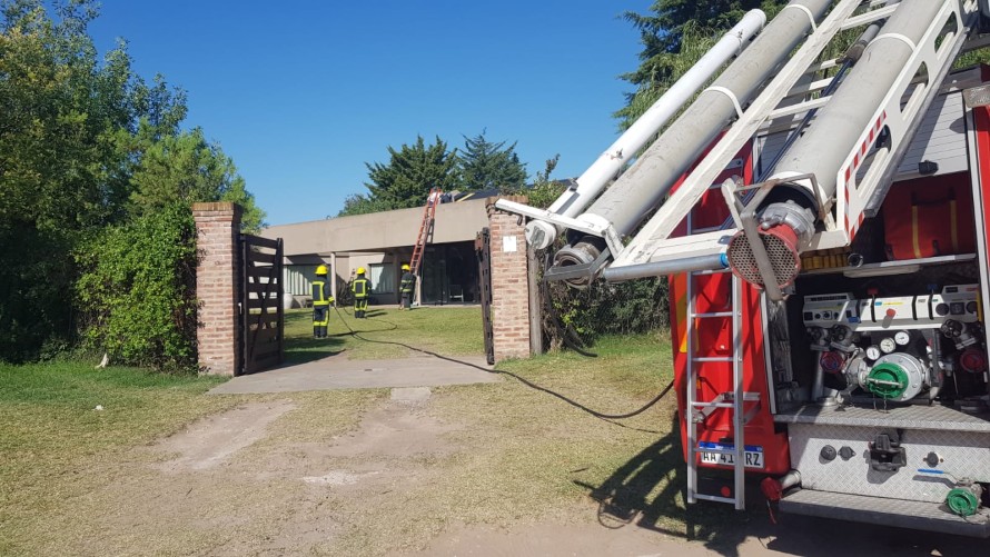 Sofocaron un principio de incendio en el techo de una vivienda