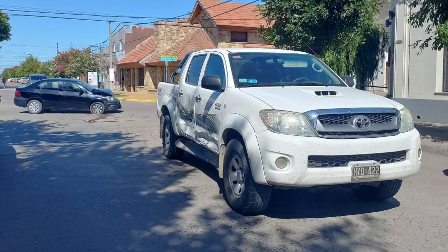 Remis chocó a una camioneta en la zona céntrica de la ciudad