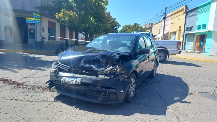 Remis chocó a una camioneta en la zona céntrica de la ciudad