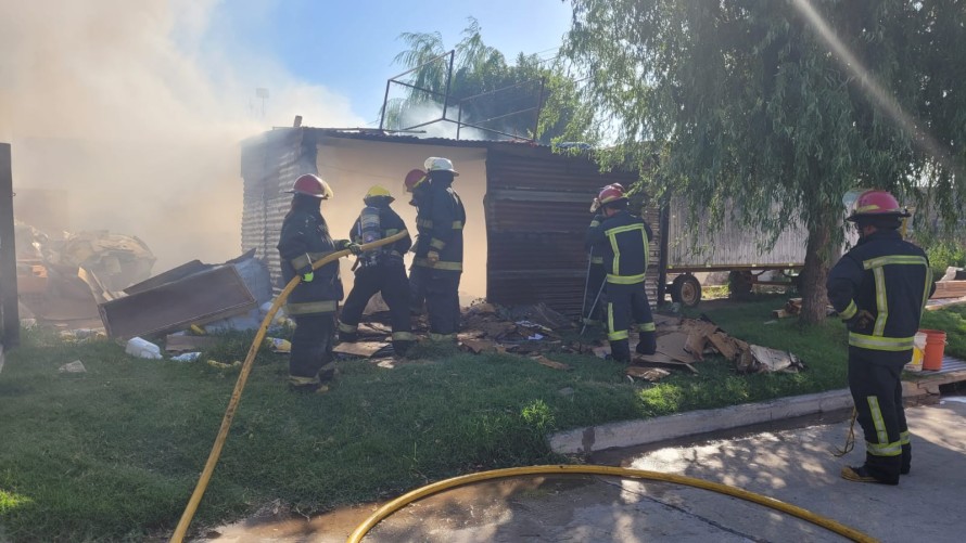 Voraz incendio en un galpón del barrio Villa Diamante