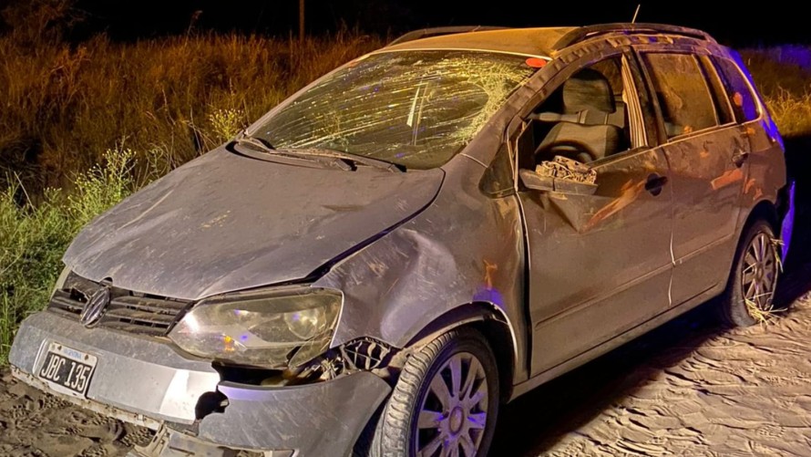 Volcó un automóvil en la prolongación 25 de Mayo y sus dos ocupantes resultaron ilesos