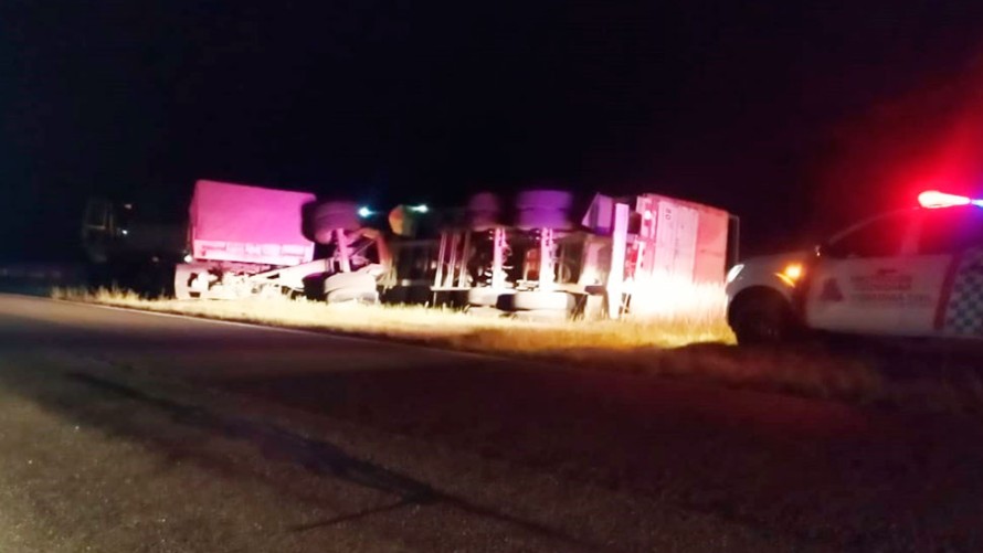 Por un desperfecto un camión volcó su acoplado en la Ruta 205