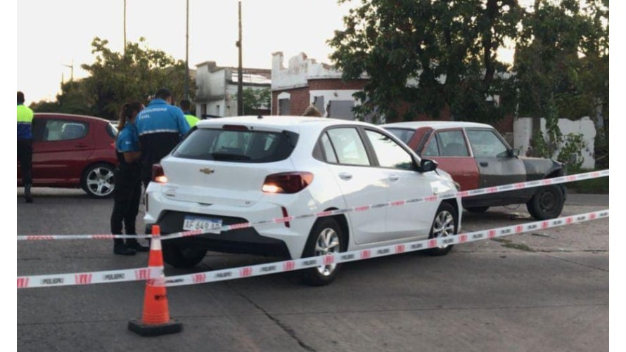 Choque sin heridos en la esquina de Av. Venezuela y Azcuénaga