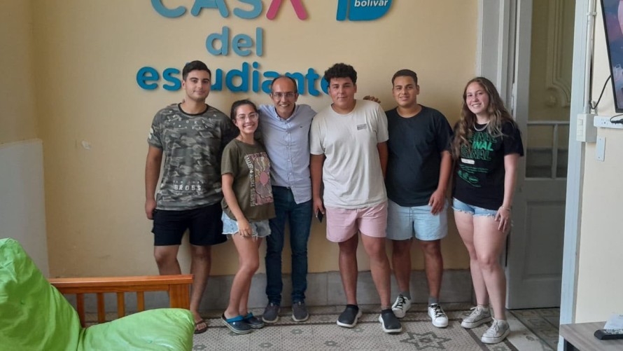 Pisano firmó el contrato que garantiza la tercera casa del estudiante de Bolívar en La Plata