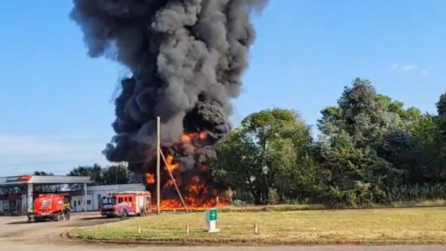 Impactante incendio de un galpón en la estación de servicio Puma de Pehuajó