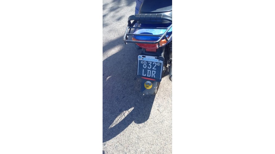 Roce entre auto y moto en San Martín y Güemes