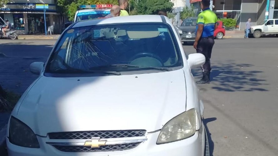 Roce entre auto y moto en San Martín y Güemes