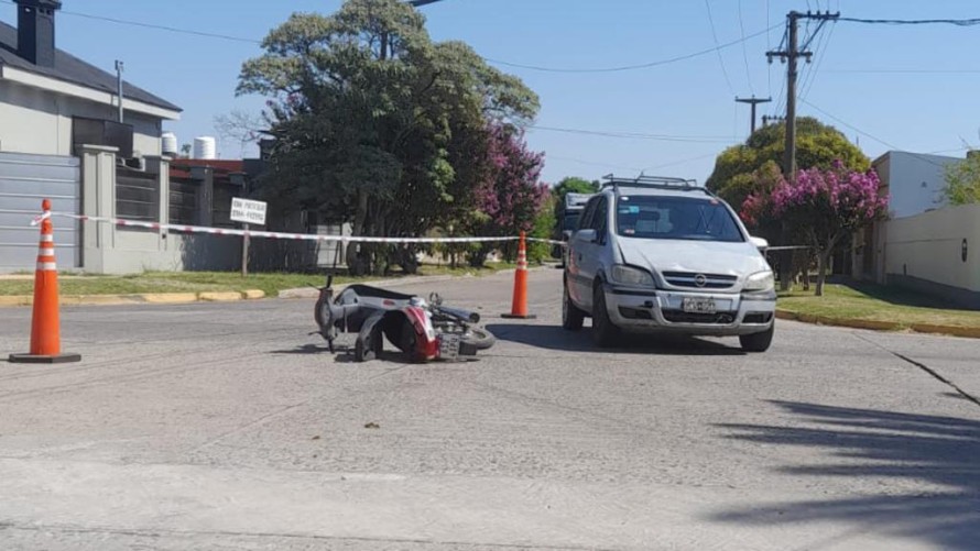 Chocaron un auto y una moto en la esquina de 25 de Mayo y Uriburu