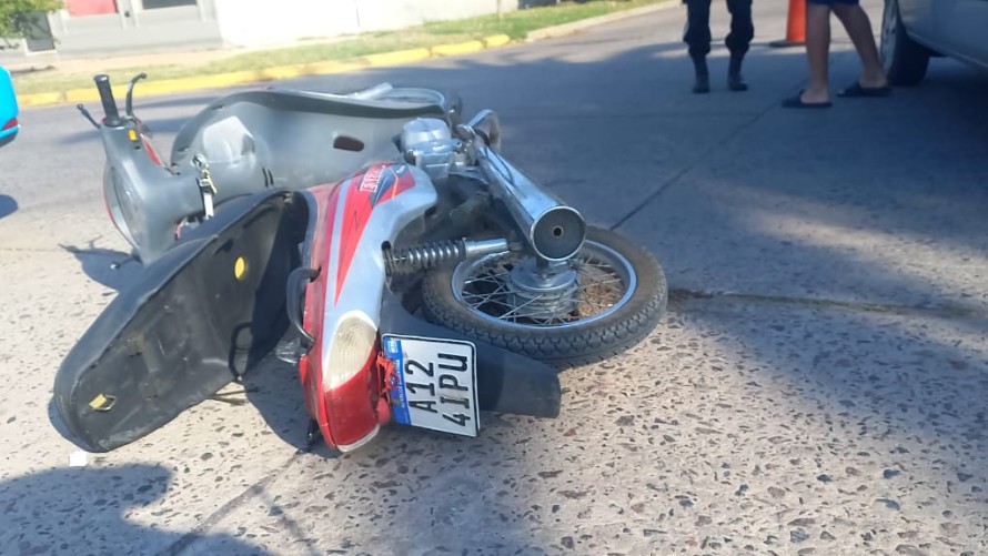 Chocaron un auto y una moto en la esquina de 25 de Mayo y Uriburu