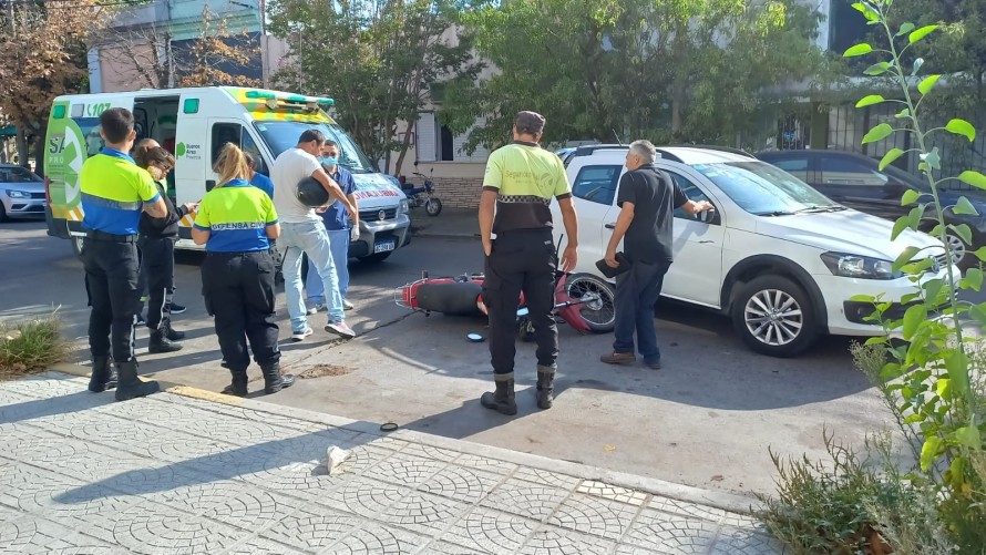 Una moto y una camioneta colisionaron enfrente al Juzgado de Faltas
