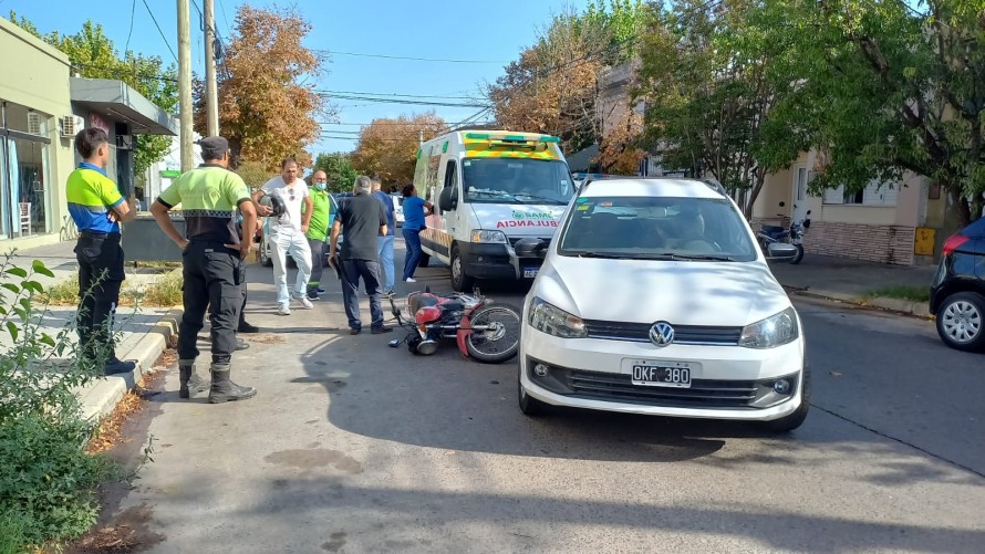 Una moto y una camioneta colisionaron enfrente al Juzgado de Faltas