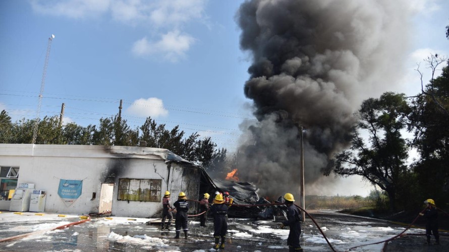 Impactante incendio de un galpón en la estación de servicio Puma de Pehuajó