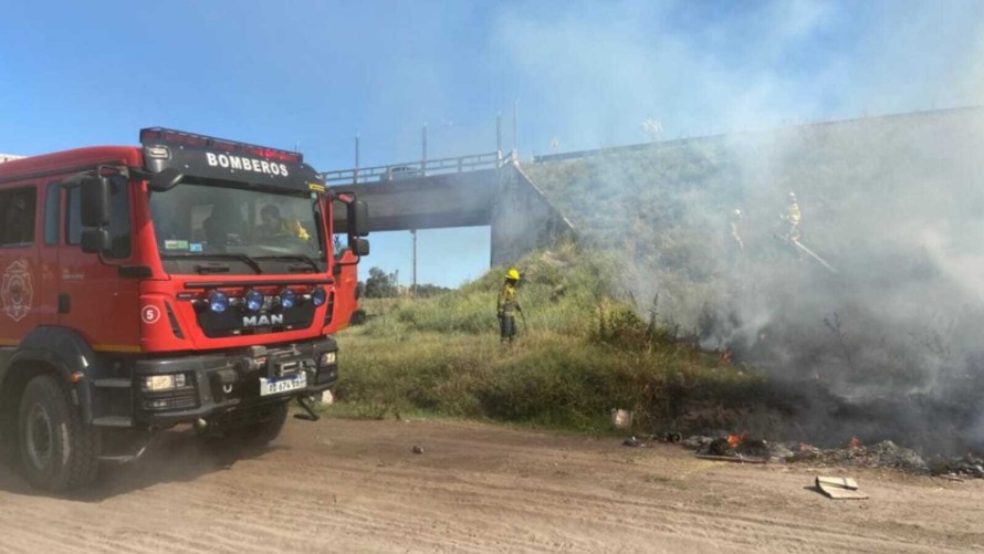 Quema de basura generó un incendio de pastizales