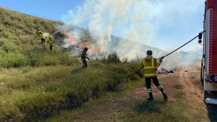 Quema de basura generó un incendio de pastizales