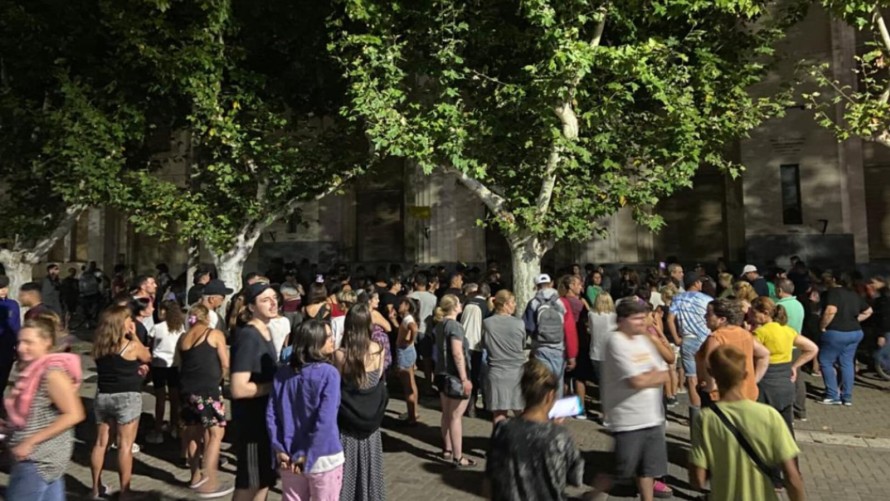 Manifestantes protestaron por los cortes de luz y provocaron la renuncia de Jorge Campos