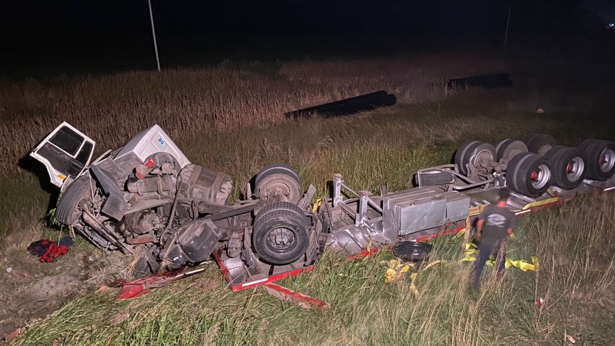 Espectacular vuelco de un camión en Ruta 65: el conductor resultó ileso