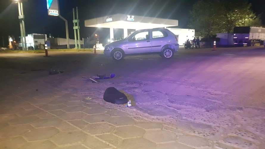 Motociclista manejaba sin luces por Av. Mariano Unzué y tuvo un accidente