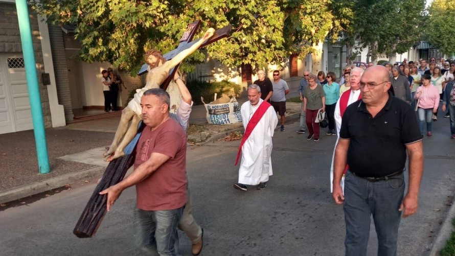 Se realizó ayer el tradicional vía crucis desde la Parroquia