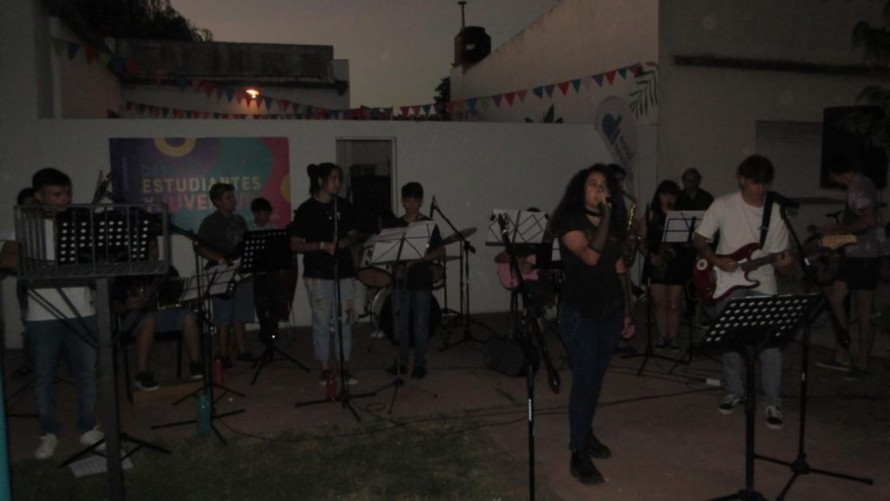 Orquesta Love: cuatro meses de intensa actividad, acá y afuera