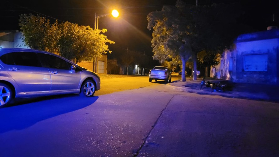 Una motociclista fracturada luego de chocar con un auto