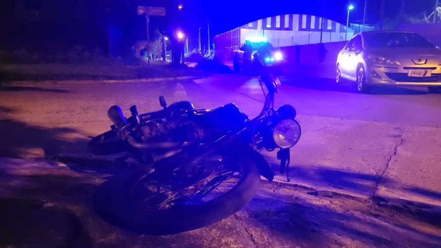 Una motociclista fracturada luego de chocar con un auto
