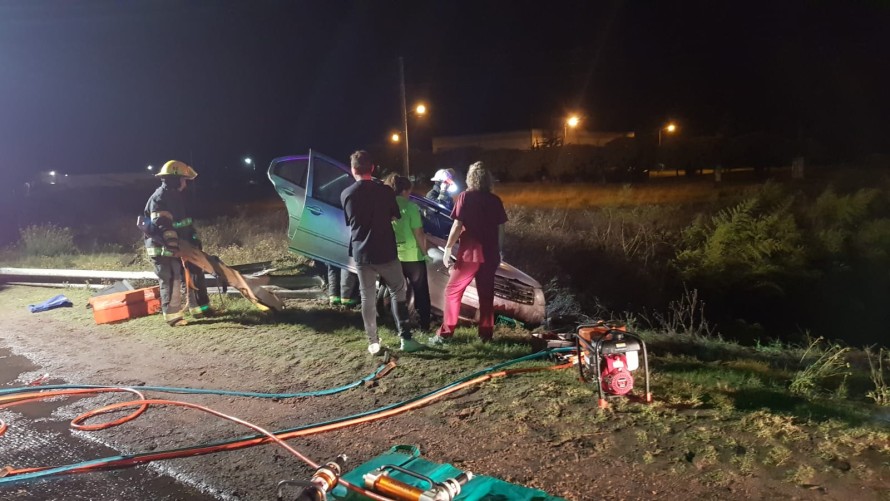 Un joven fue hospitalizado al despistar su vehículo en la ruta 226