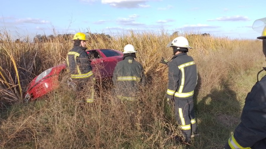 Tres personas fueron hospitalizadas tras el despiste y vuelco del auto en el que viajaban