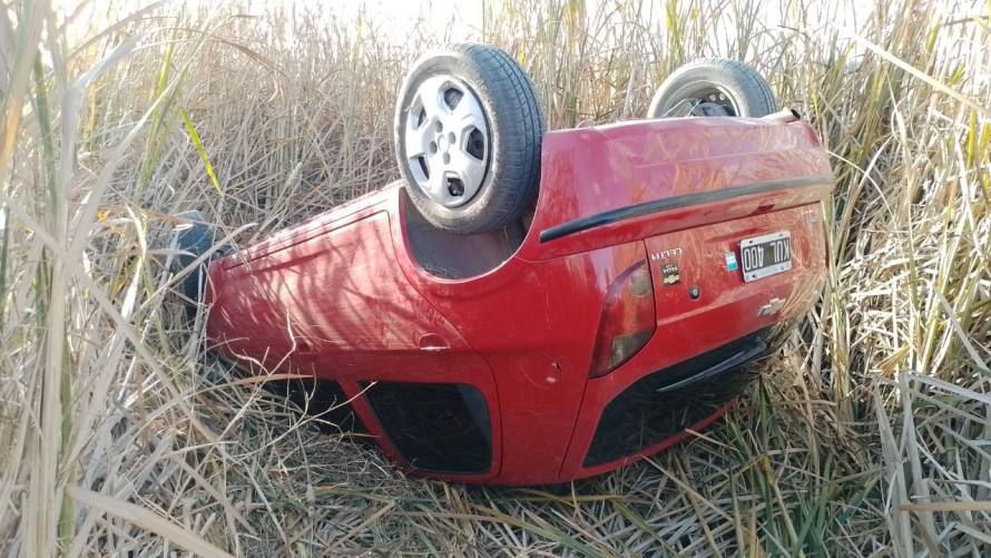 Tres personas fueron hospitalizadas tras el despiste y vuelco del auto en el que viajaban