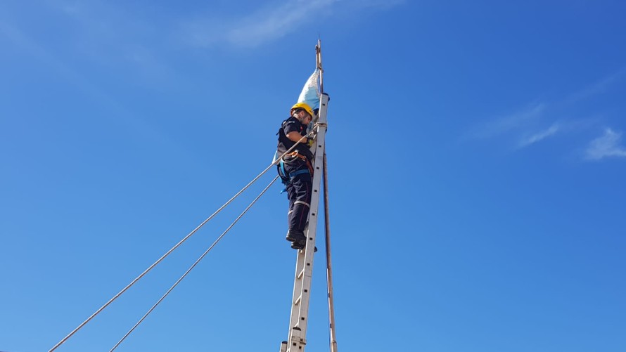 Bomberos debieron bajar la Bandera de la Escuela 7 y se ganaron el aplauso de los niños
