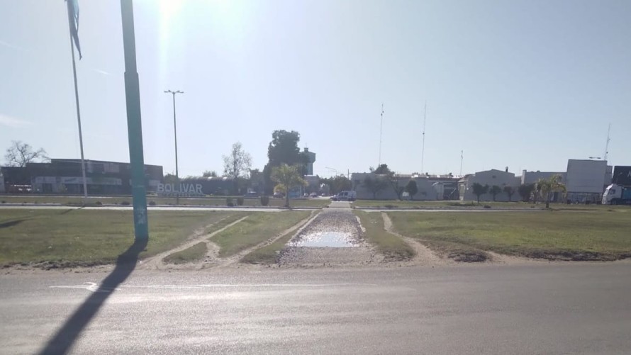 Hay que arreglar la veredita de la rotonda de ruta 226